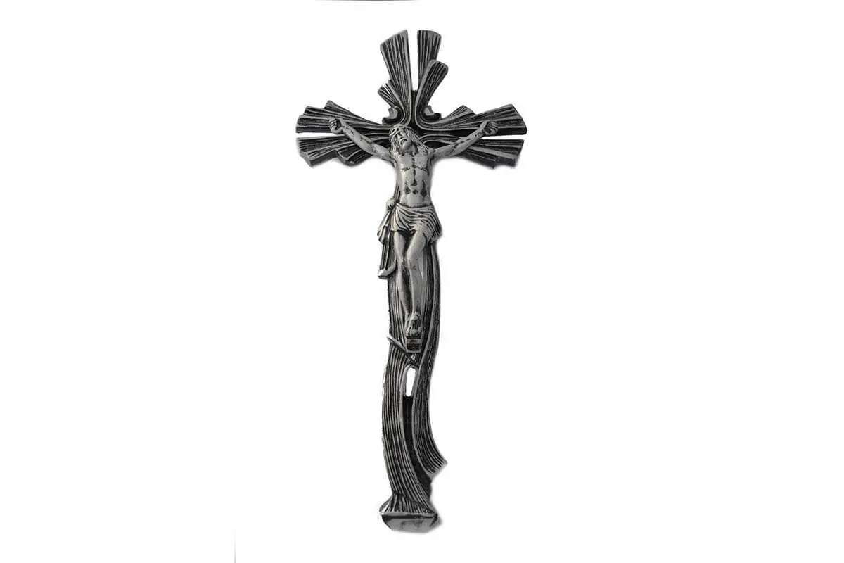 Akcesoria nagrobkowe - jezus na srebrnym krzyżu zdobionym
